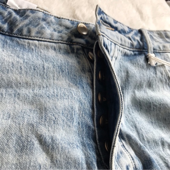 Good American Distressed Button Fly Bombshell Shorts Size 18 NWT - Picture 4 of 15